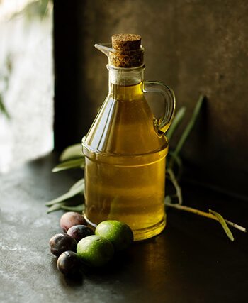 Olive oil keeps the nail strong and healthy