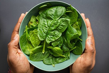 Spinach helps the arteries to resist plaque and blood clotting