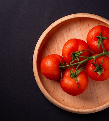 Tomatoes help to shrink pores and block the ducts that secrete sweat