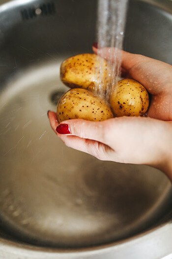 Hyrodgen peroxide can be used to remove bacteria in vegetables