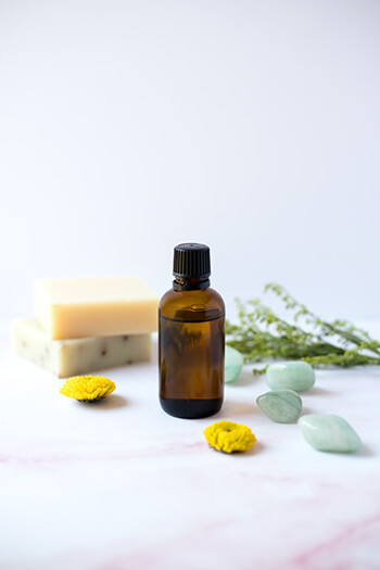 the antibacterial properties of tea tree oil makes it an effective remedy for acne