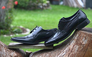 Acetone can be used to clean patent leather shoes