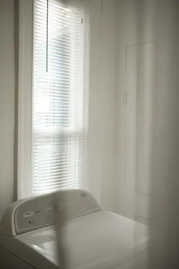 Clean blinds using sponge