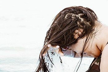 Mix baking soda and apple cider vinegar to make a natural shampoo