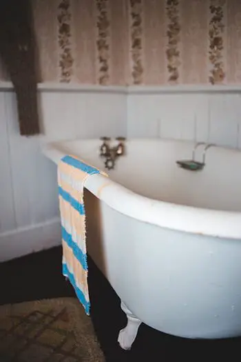 use baking soda, antibacterial oils and water to clean your bathtub