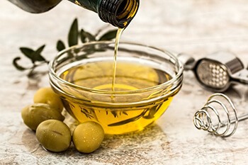 Mix black seed oil and olive oil to promote hair growth