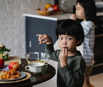 black raisin can be an enjoyable snack for kids