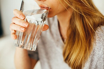 drinking water can help control hunger levels