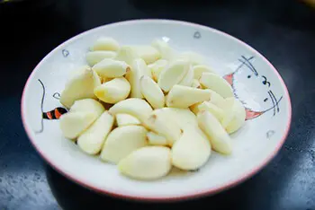 chewing on raw garlic can help kill bacteria