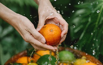 clean fruits and vegetables using water lemon and baking soda