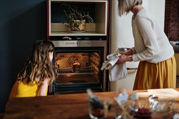 clean oven using baking soda