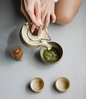 clean teapot and mugs using baking soda