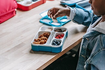 freshen lunchbox using baking soda