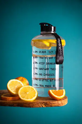 freshen up water bottle using baking soda and lemon juice