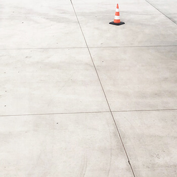 remove dirt and grime in floors using baking soda