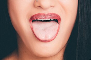 swollen tongue can be a symptom of thyroid problem