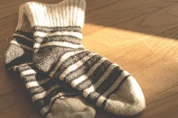 wool socks to trap body heat in the feet
