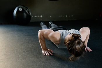 perform situps or pushups