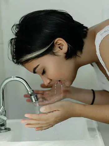 a person flushing eyes