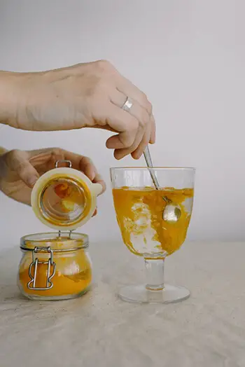 mixing turmeric with water