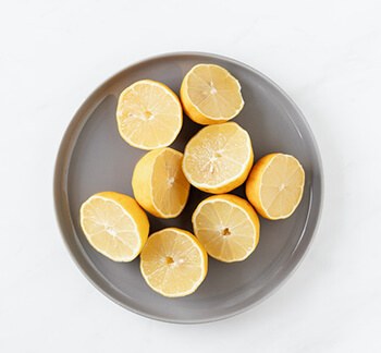sliced lemons on a plate