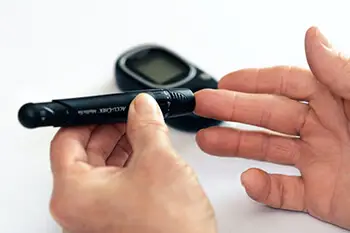 hands using diabetes apparatus