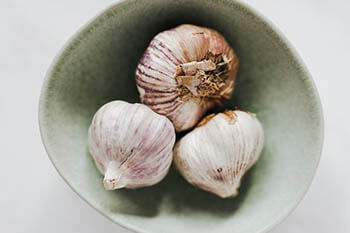 garlic in a bowl